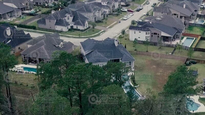 Vista aérea de una casa de lujo en un barrio residencial