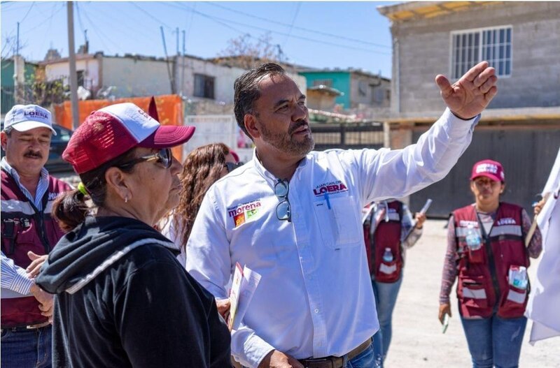 El candidato a la gubernatura de Morena, Juan Carlos Loera, saluda a los vecinos de una comunidad