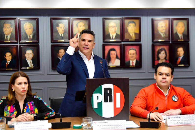 - Reunión de líderes del PRI