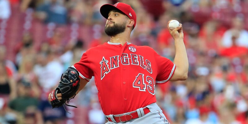 El lanzador de los Angelinos, Andrew Heaney, lanza la bola durante el partido contra los Diamondbacks de Arizona.