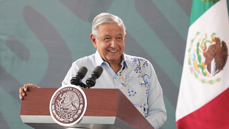 El presidente Andrés Manuel López Obrador da un discurso en el podio.