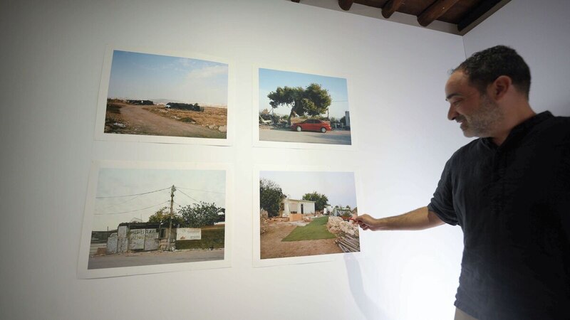 El artista explica su obra en una exposición