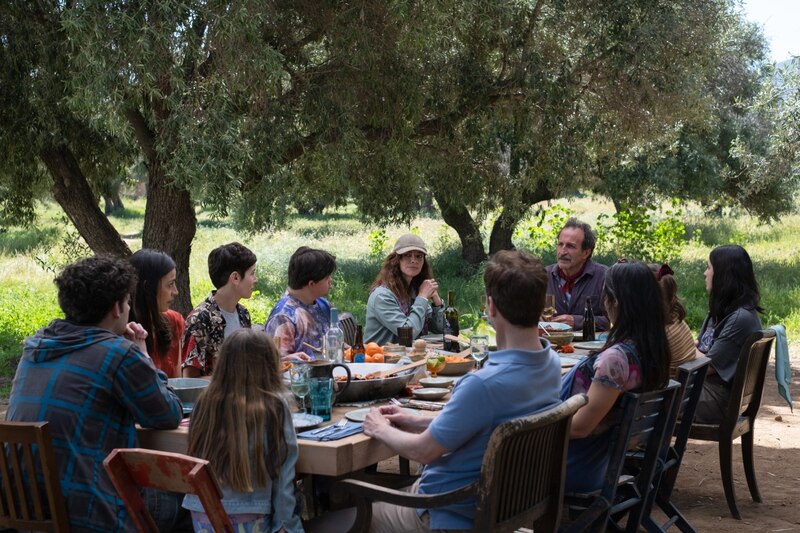 Familia española comiendo junta en el campo