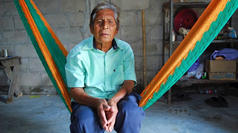 Un anciano indígena en una hamaca