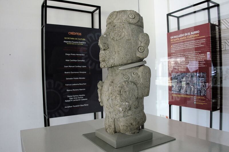 Descubren escultura prehispánica en el Barrio de Santa María Cuepopan