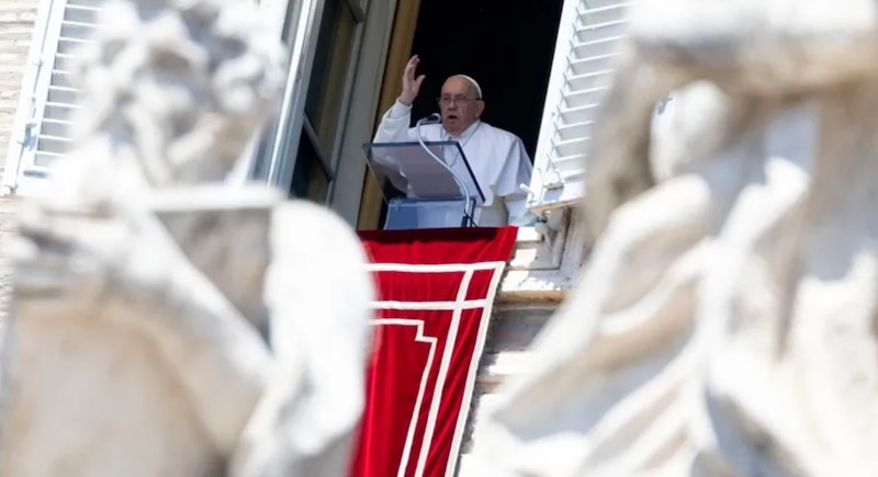 El Papa Francisco bendice a los fieles desde la ventana del Palacio Apostólico