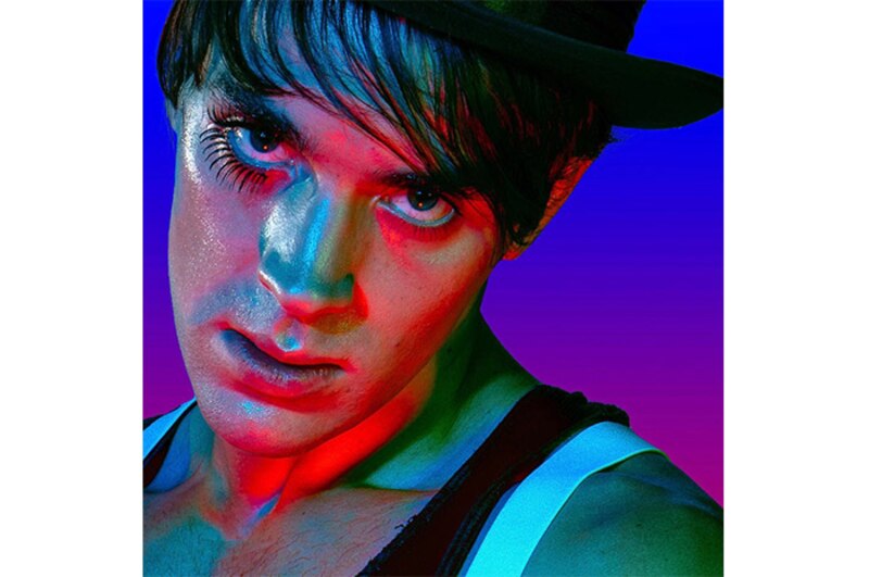 El cantante Mika con un look andrógino