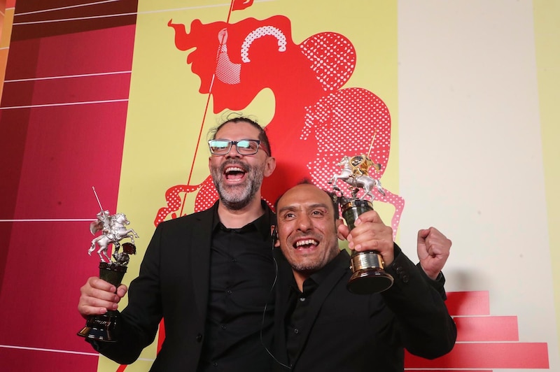 Los directores de cine Pedro Almodóvar y Agustín Almodóvar posan con sus premios Goya.