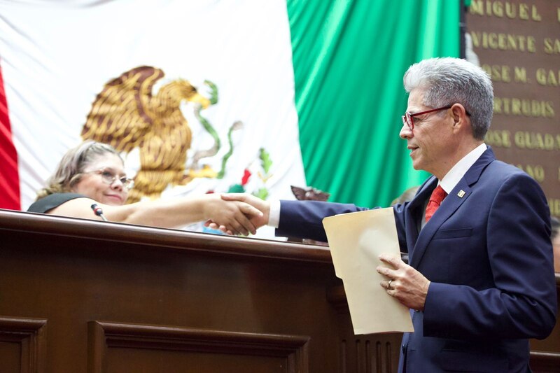 El presidente electo de México, Andrés Manuel López Obrador, saluda a la presidenta de la Cámara de Diputados, Laura Rojas.
