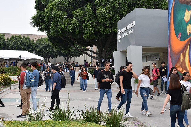 Estudiantes universitarios caminando por el campus