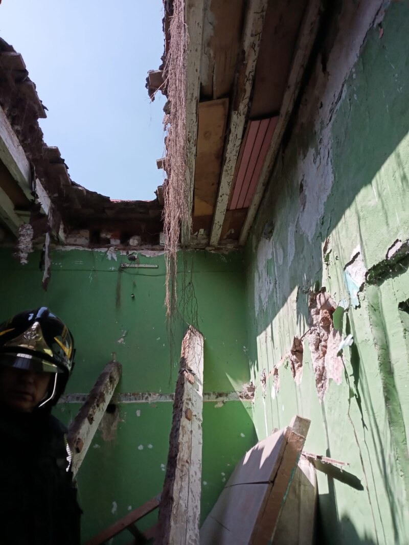 Bombero inspecciona los daños causados por un incendio en una casa