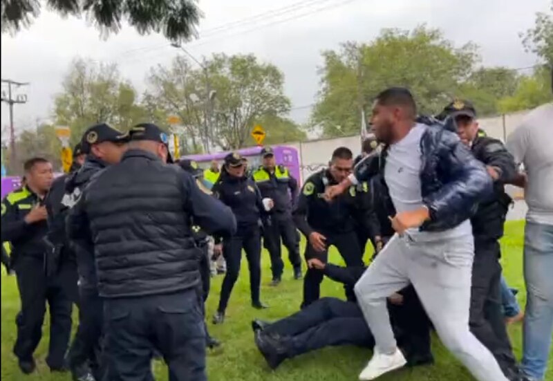 Pelea entre policías y manifestantes en Colombia