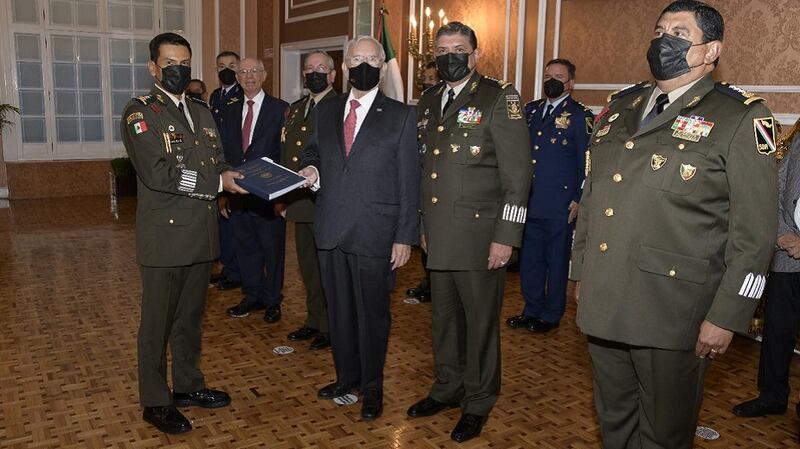 El presidente ecuatoriano, Guillermo Lasso, entrega la condecoración de la Orden Nacional al Mérito en el grado de Gran Cruz al jefe del Comando Sur de Estados Unidos, Craig Faller.