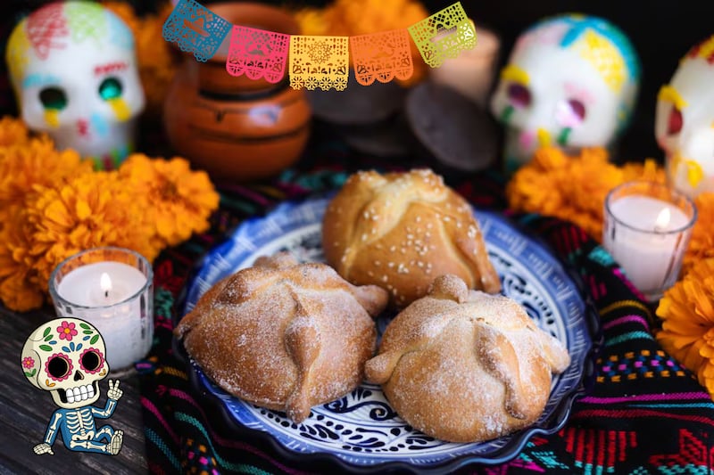 Pan de muerto en un altar de Día de Muertos