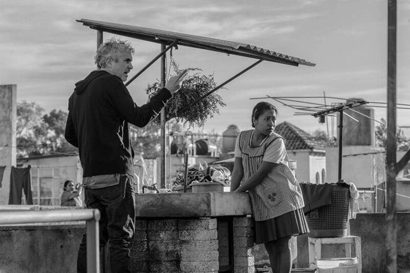 Un hombre y una mujer en una azotea