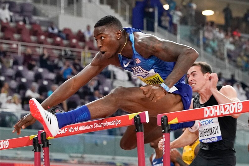 Atleta estadounidense gana la carrera de obstáculos en el Campeonato Mundial de Atletismo de 2019