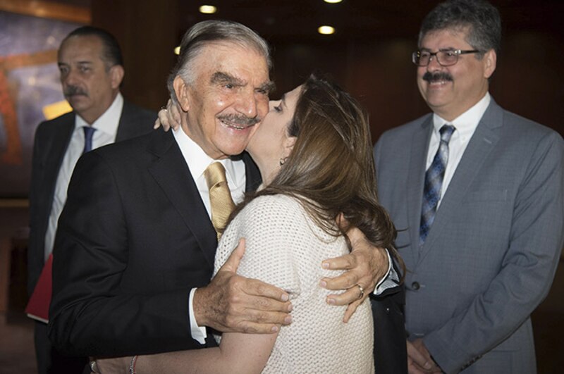 El cantante mexicano Vicente Fernández abraza a una fanática