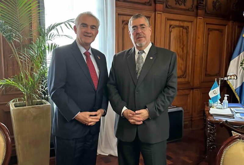 Reunión entre el presidente de Honduras, Juan Orlando Hernández, y el presidente de la Corte Suprema de Justicia, Rolando Argueta.