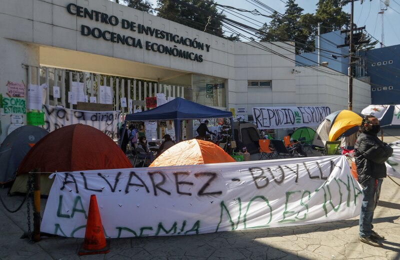 Estudiantes del CIDE protestan contra Álvarez-Buylla