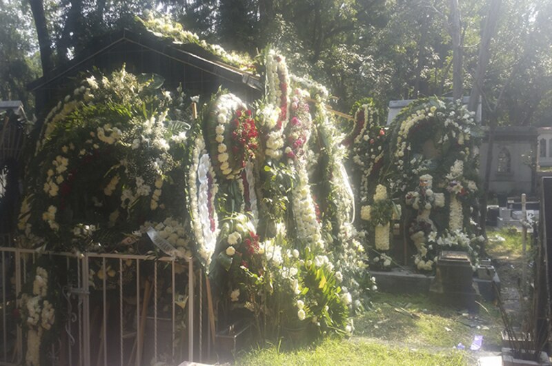 Ofrenda floral en la tumba de un ser querido
