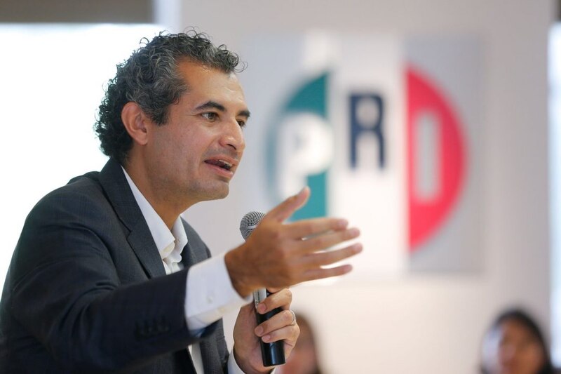 El presidente del PRD, Jesús Zambrano, durante una conferencia de prensa.