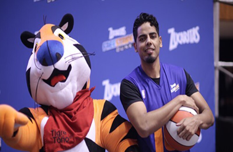 El jugador de baloncesto Serge Ibaka junto a la mascota de los cereales Kellog's, Tony el Tigre.