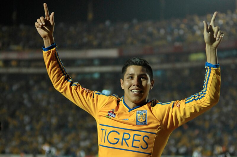 Jugador de fútbol celebra un gol
