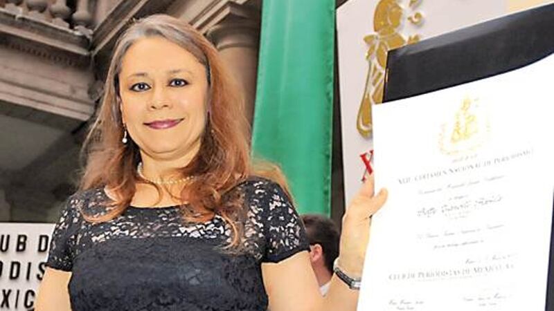 La Ministra de Educación, Josefina Pimentel, muestra el nuevo plan de estudios de la SEP.