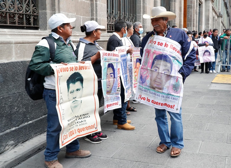 Familiares y amigos de los 43 normalistas desaparecidos de Ayotzinapa, llegan a Palacio Nacional para una reunión con la presidenta de México, Claudia Sheinbaum este miércoles, en Ciudad de México (México). Sheinbaum se comprometió a presionar al Ejército mexicano y a Israel, país con el que no descartó romper relaciones, para avanzar en el caso Ayotzinapa, según afirmaron los padres de los 43 estudiantes desaparecidos desde septiembre de 2014.