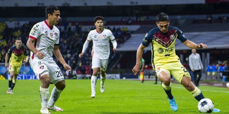 Jugadores de fútbol disputando un partido