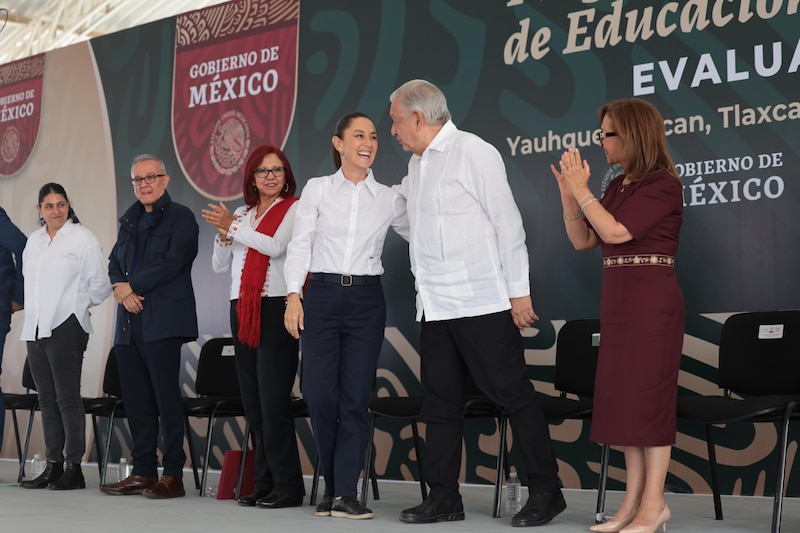 El presidente López Obrador durante la ceremonia de entrega de becas en Tlaxcala