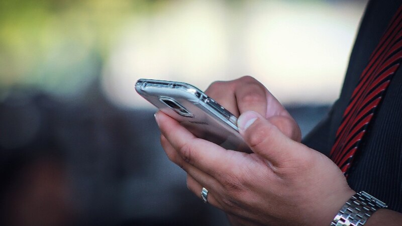 Un hombre usando un teléfono inteligente