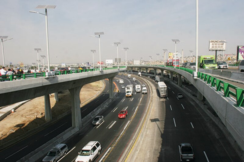 Autopista urbana con tráfico fluido