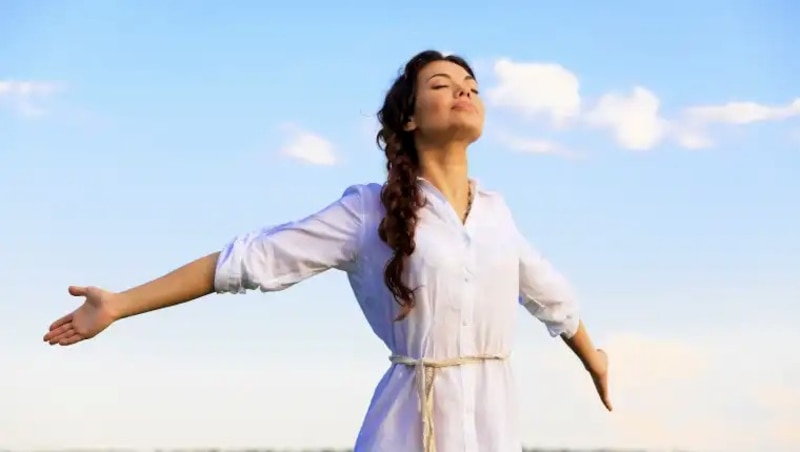 Mujer respirando profundamente al aire libre