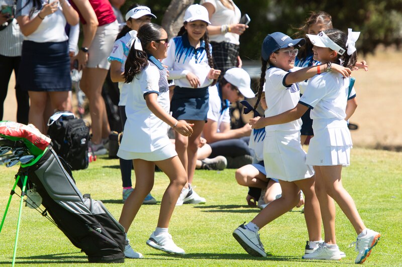 ¡Felicitaciones a las golfistas en su victoria en el torneo!