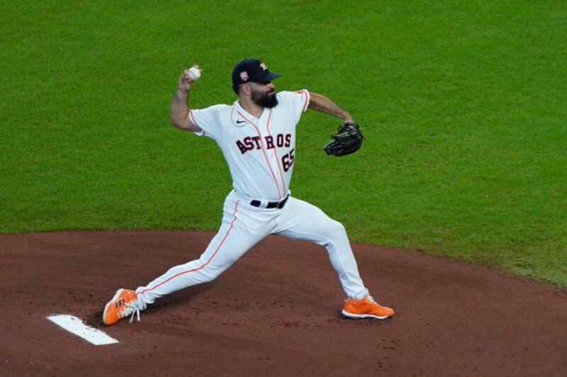 El lanzador de los Astros, Luis García, en acción durante el partido contra los Marineros de Seattle.