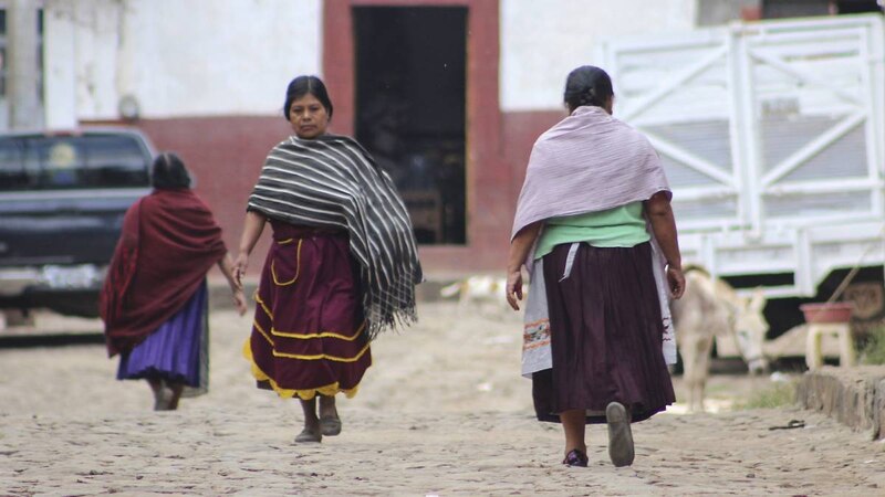 Mujeres indígenas caminando por una calle de Guatemala