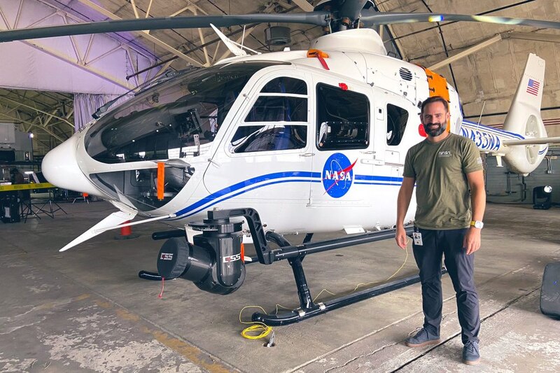 Ingeniero de la NASA junto a un helicóptero