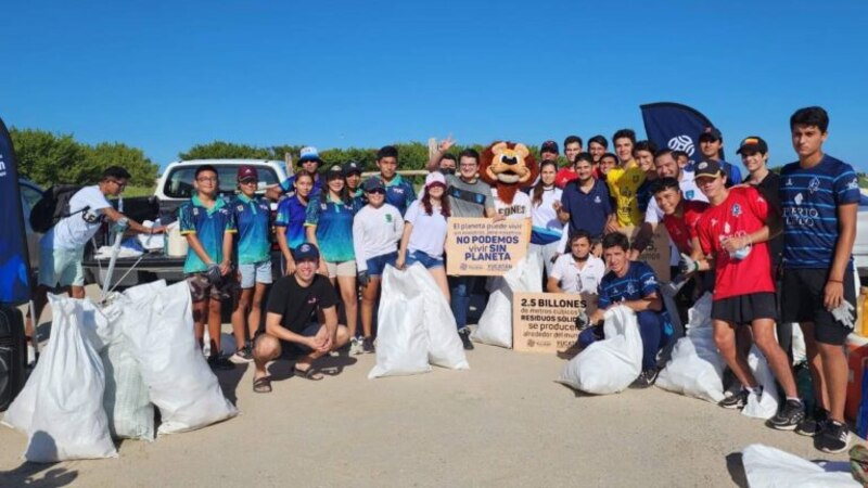 Jóvenes voluntarios limpian una playa para proteger el medio ambiente