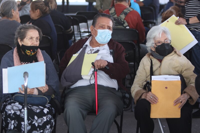 Ancianos esperan su turno para ser vacunados contra el COVID-19