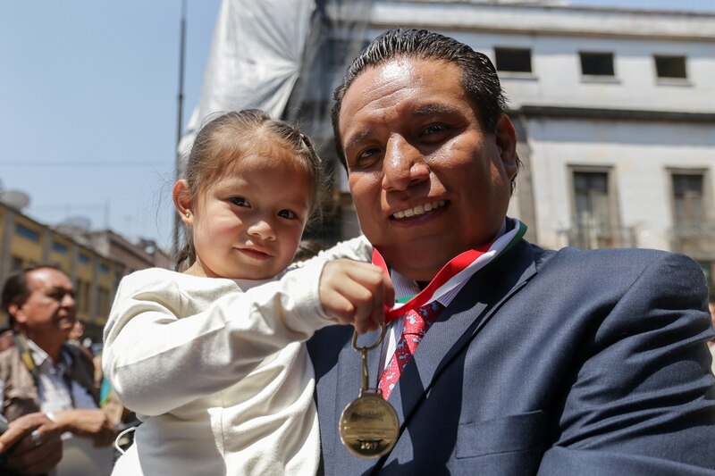 El presidente ecuatoriano, Lenín Moreno, condecora a una niña indígena durante una ceremonia en Quito.