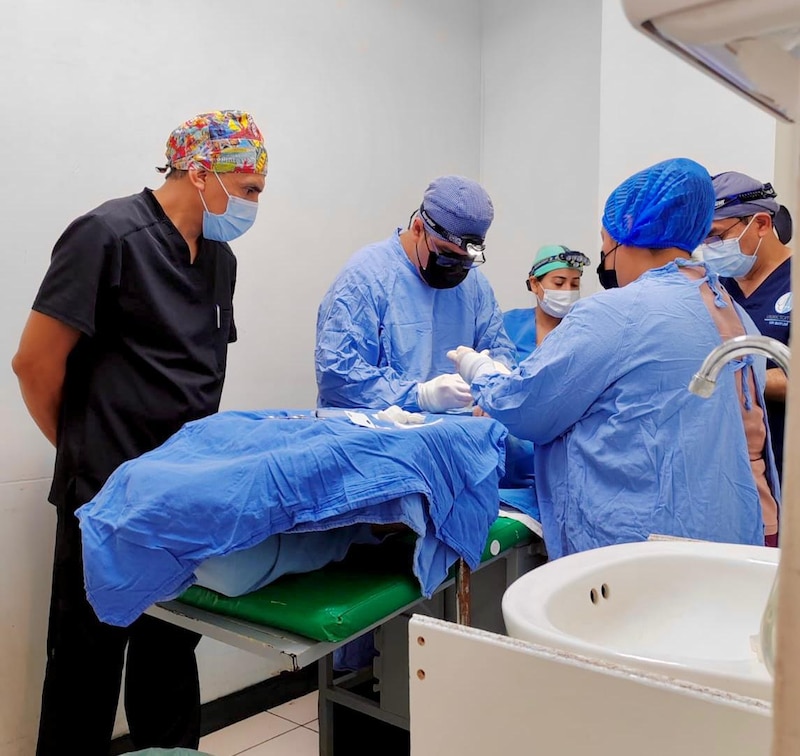 Médico del IMSS explica procedimiento de vasectomía sin bisturí a paciente masculino