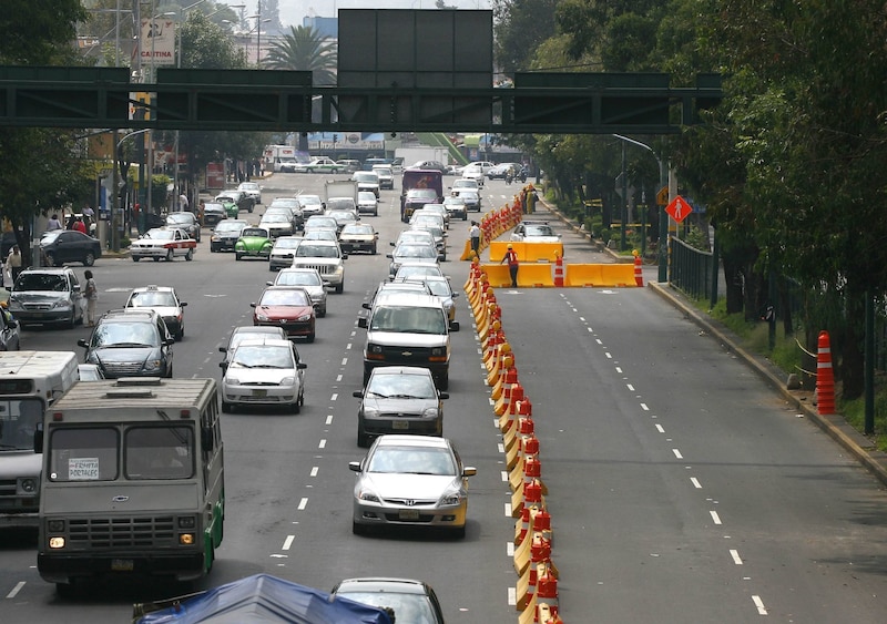 Continuan los asentamientos vehiculares provocados por la reducción de carriles en el Circuito Interior, en su tramo Río Mixcoac y Rio Churubuco casi con el Eje 7, debido a la remodelación de dicha arteria vial que forma parte de las obras del llamado "Circuito Bicentenario"