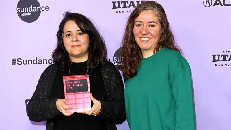 Lucía Carrillo y Carla Gutiérrez, directoras de la película "La Casa de Bernarda Alba", posan con el premio a Mejor Dirección en el Festival de Sundance 2023.