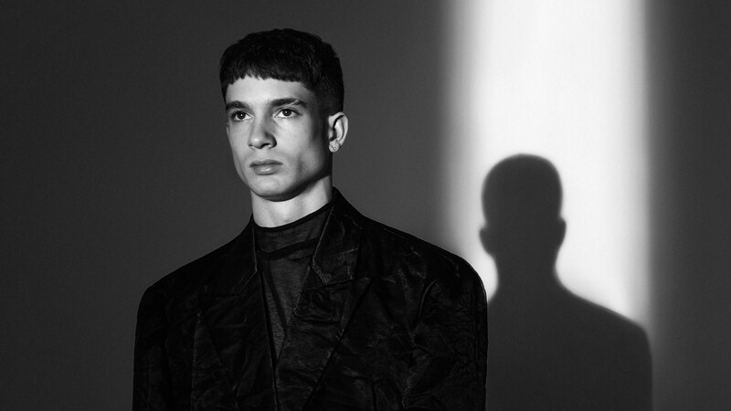 Retrato de un hombre joven en blanco y negro