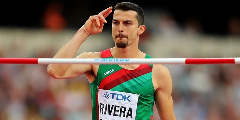 El atleta portugués Pedro Rivera celebra su victoria en salto de altura.