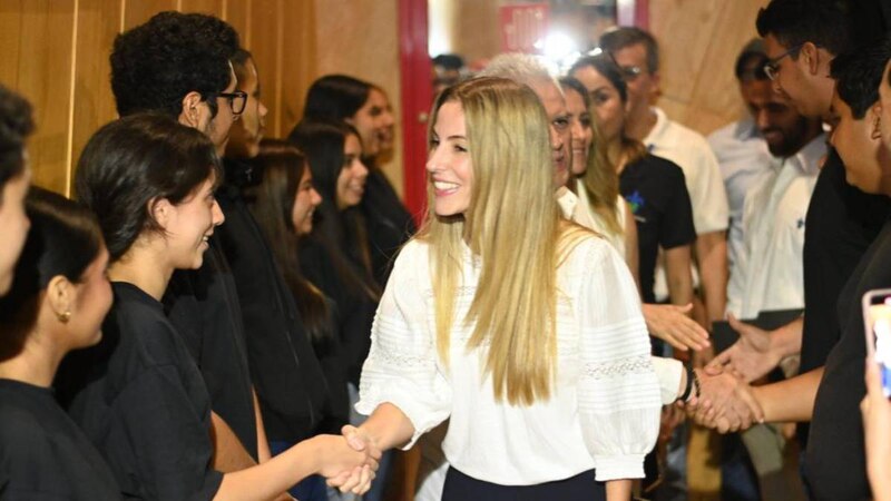 La presidenta de la Comunidad de Madrid, Isabel Díaz Ayuso, saluda a los jóvenes en un acto de campaña.