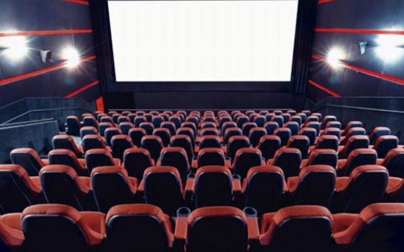 Asientos de cine vacíos