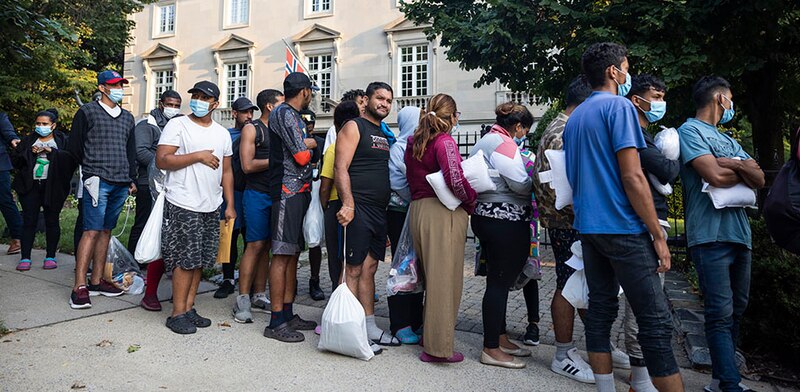 Inmigrantes esperan en fila para solicitar asilo en Estados Unidos