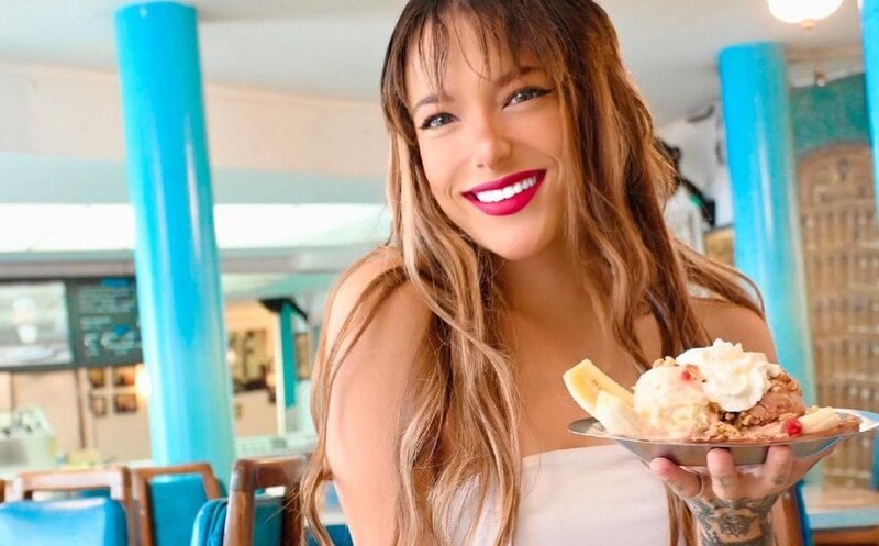 Jovencita con un postre delicioso
